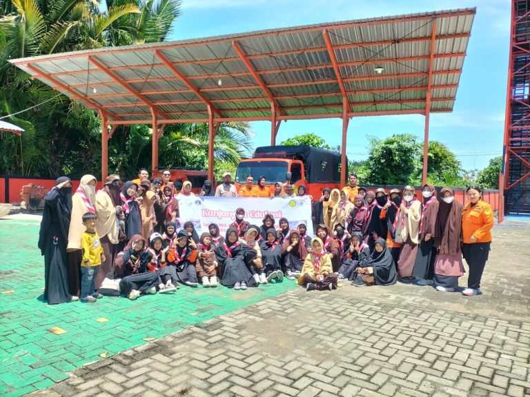 Kunjungan Edukasi SMP-SMA Integral Al Furqan ke Kantor Basarnas Mamuju Ternyata Dikenalkan Ini
