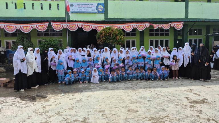 Siswa TK Integral Al Furqan Salurkan Infaq Jumat untuk Santri di Momen Hari Santri Nasional 2025