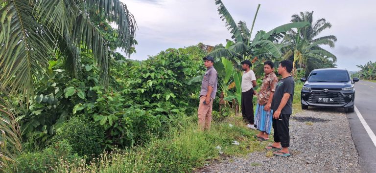 Husain (baju batik) bersama Tim Ekonomi Hidayatullah Sulbar meninjau tanah wakaf di dusun Camba Tengah miliknya.