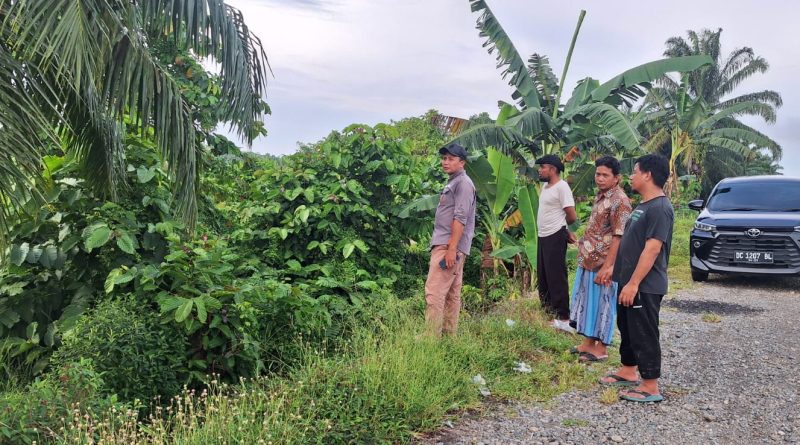 Husain (baju batik) bersama Tim Ekonomi Hidayatullah Sulbar meninjau tanah wakaf di dusun Camba Tengah miliknya.