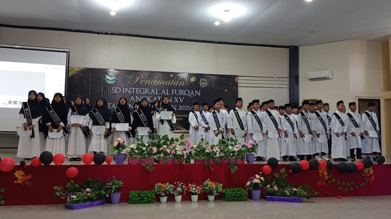 74 Siswa SD Integral Al Furqan Mamuju Angkatan XV Resmi Diwisuda